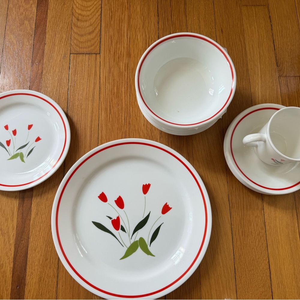 Vintage red tulip Corelle set